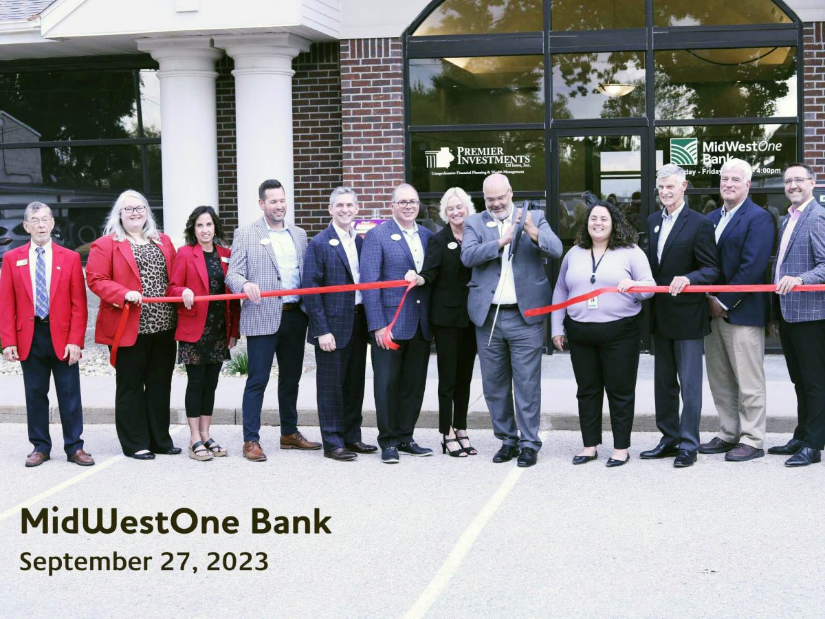 MidWestOne Bank Ribbon Cutting